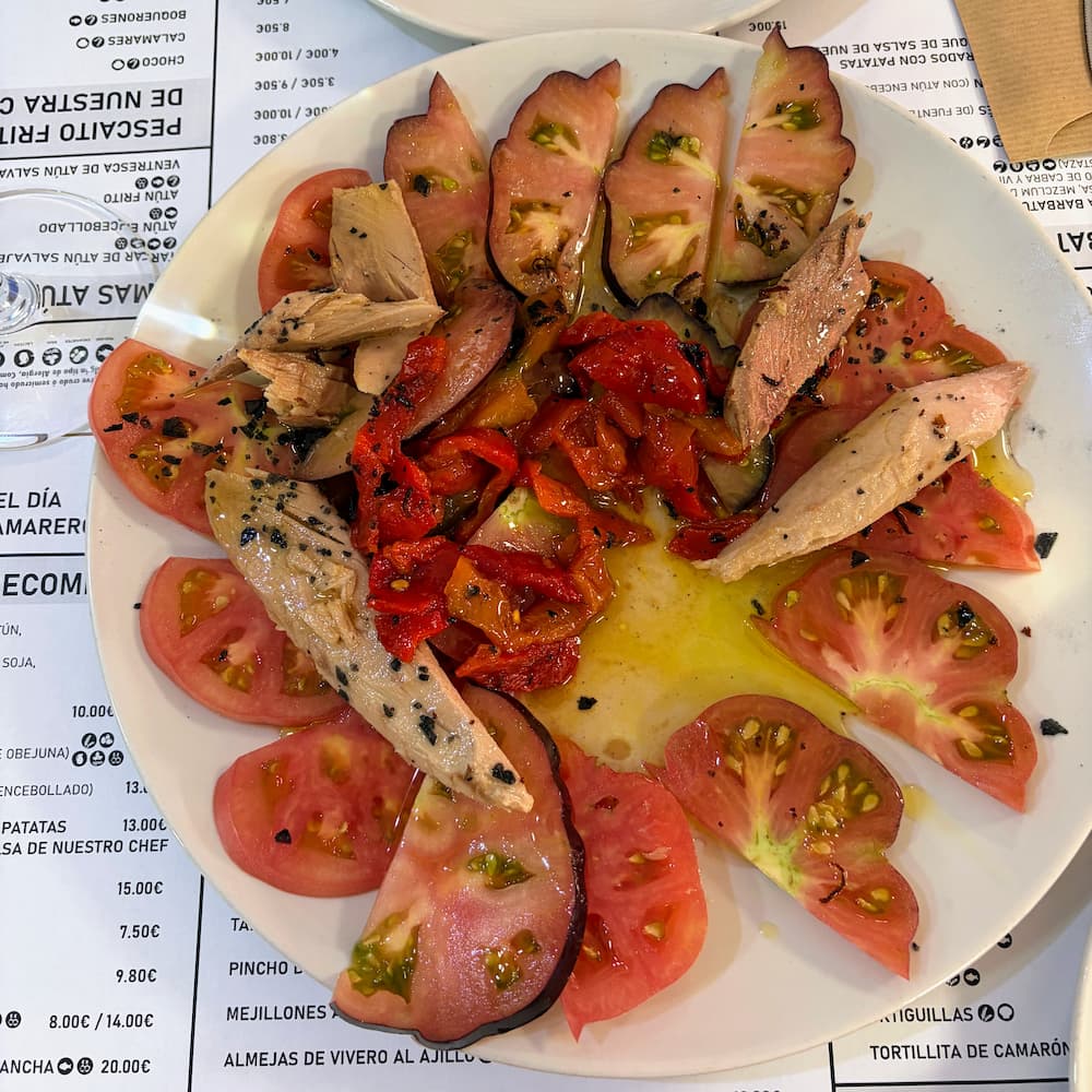 Ensalada de Tomates Rosas y Negras con Melva Canutera