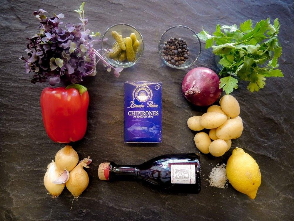 Chipirones mit kanarischem Kartoffelsalat mit Cornichons, Koriander und roter Paprikavinaigrette à la Thomas Vetter - Maître Philippe & Filles