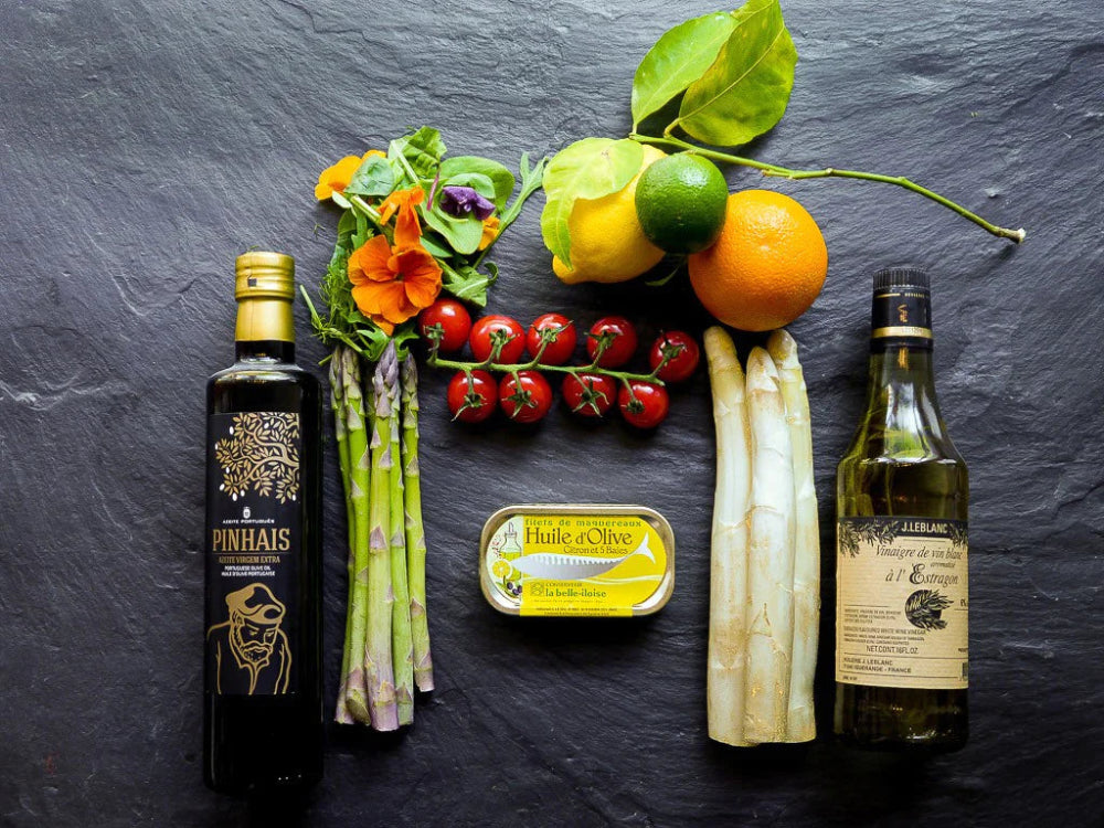 "Genießen Sie den Frühling mit unserem Wildkräutersalat: roh marinierte Spargel, Kirschtomaten und Makrelenfilets von Thomas Vetter" - Maître Philippe & Filles