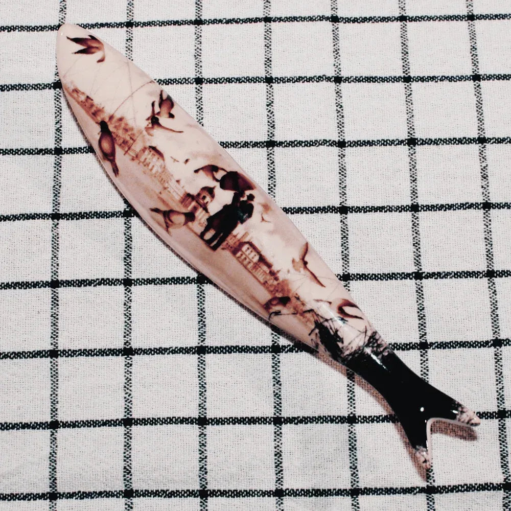 Sardinha de Lisboa - Paris, Pont des Arts 16h46 - von Bordallo Pinheiro - Bordallo Pinheiro - Maître Philippe & Filles