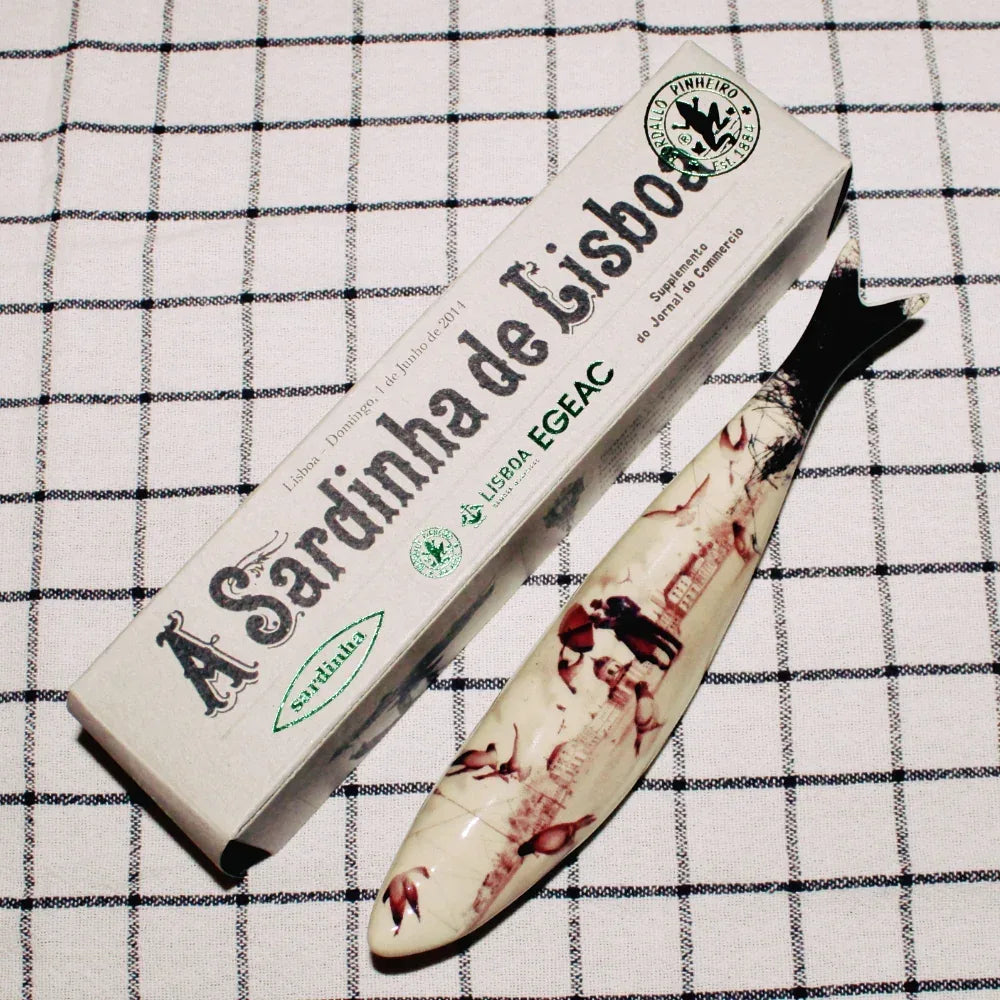 Sardinha de Lisboa - Paris, Pont des Arts 16h46 - von Bordallo Pinheiro - Bordallo Pinheiro - Maître Philippe & Filles