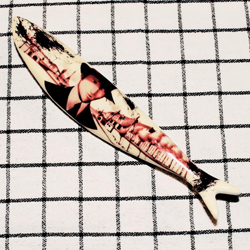 Sardinha de Lisboa - Paris, Pont des Arts 16h32 - von Bordallo Pinheiro - Bordallo Pinheiro - Maître Philippe & Filles