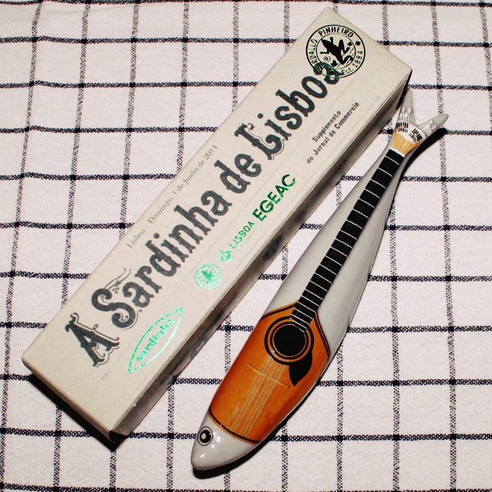 Sardinha de Lisboa - Guitarra da Cuca - von Bordallo Pinheiro - Bordallo Pinheiro - Maître Philippe & Filles