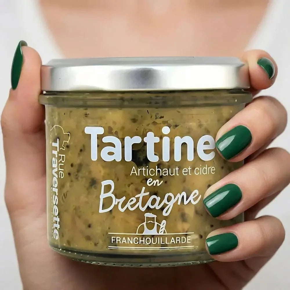 Generated_with_Kive.ai_-_put_it_in_the_hand_of_a_woman_with_dark_green_painted_nails - Maître Philippe & Filles